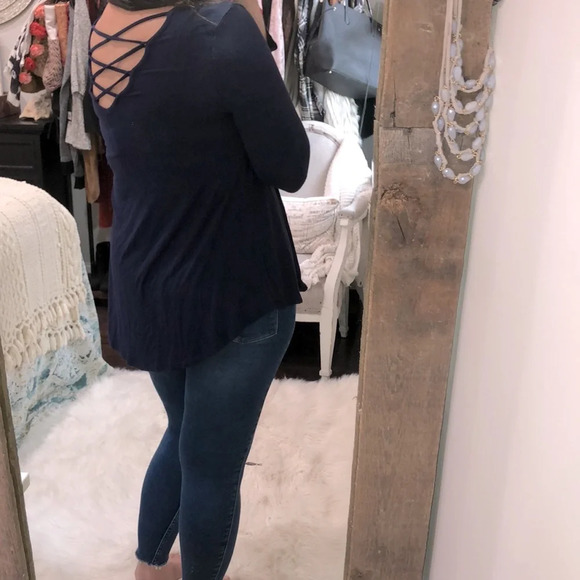 Sweet Tea’s size medium navy blue flowy top - Picture 4 of 7